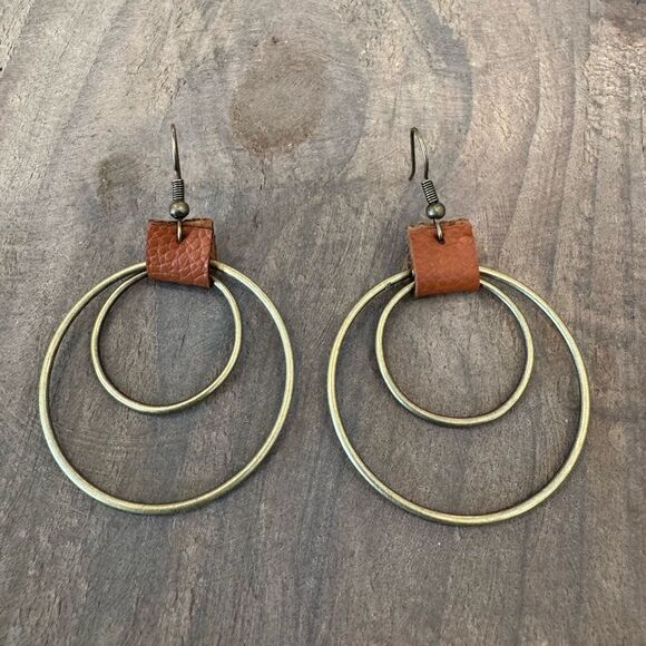 Leather and gold hoop Earrings - Picture 3 of 3